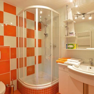 Carrelage orange décalé dans la salle de bain