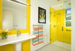 Κίτρινα και λευκά πλακάκια στο μπάνιο