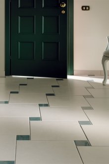 Carreau de porcelaine en diagonale dans le couloir