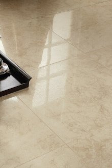 Carreaux de porcelaine brillants dans le couloir