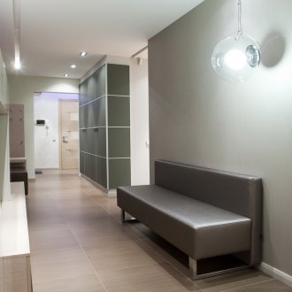 Carreaux de grès cérame givré dans le couloir
