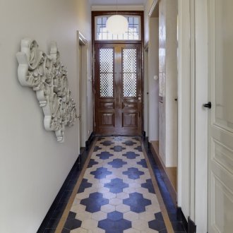 Grès cérame hexagonal dans le couloir