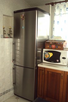 Küçük bir mutfak köşesinde buzdolabı