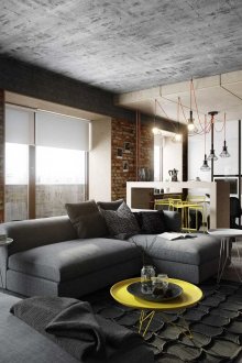 Ruang tamu dengan aksen loft berwarna kuning dan merah