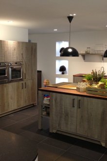 Loft tarzı mutfak ile ahşap ada