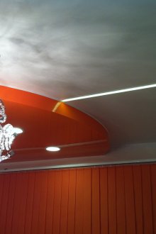 Techo tensado rojo y blanco con luz