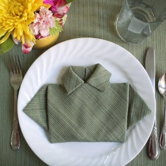 Camicia fatta di tovaglioli sul tavolo