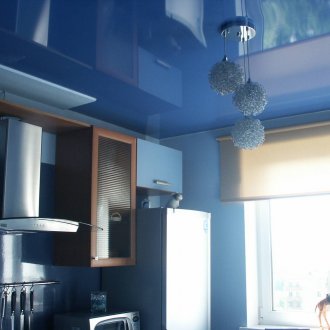 Techo tensado azul en la cocina
