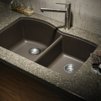 Waschbecken mit Granitarbeitsplatte