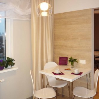 Kahverengi laminat ve fayans mutfak