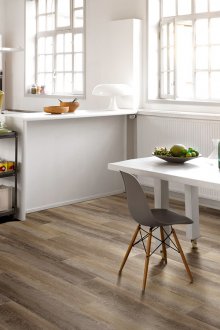 İskandinav tarzı mutfakta ahşap laminat