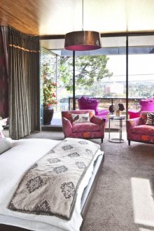 Papel tapiz brillante con un patrón geométrico en el dormitorio con detalles en rosa.
