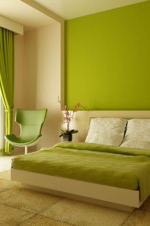 La combinación de papel tapiz verde y crema en el dormitorio.