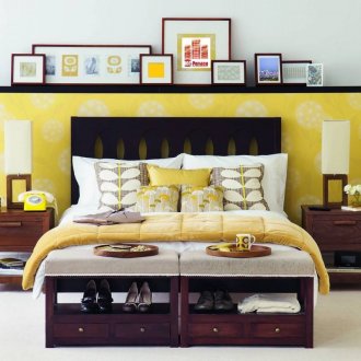Papel pintado amarillo y blanco en el interior del dormitorio.