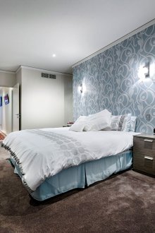 Papel pintado azul y blanco en el interior de la habitación.