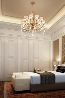 Papel pintado y paneles estampados en el dormitorio clásico