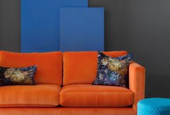 Fløyels oransje sofa
