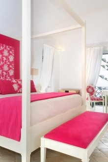 Papel tapiz rosado y blanco brillante en el dormitorio