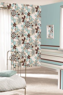 Papel pintado de rayas y flores en el interior del dormitorio.