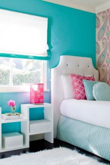 Papel pintado liso y estampado paisley en el dormitorio