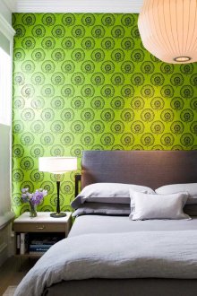 Papel tapiz verde brillante con estampado en una habitación blanca