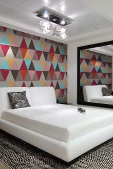 Papel tapiz brillante con estampado geométrico en una habitación blanca