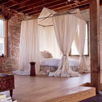 Loft tarzı yatak odasında dört afiş yatak