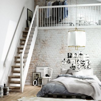 Loft yatak odasında palet yatak