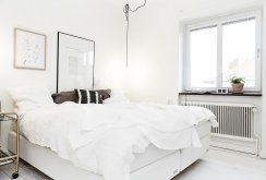 Λευκό σκανδιναβικό υπνοδωμάτιο