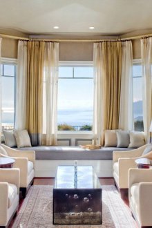 Sala de estar com área macia em uma janela de sacada