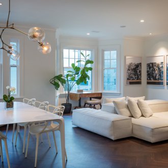 Sala de estar de estilo moderno com janela panorâmica