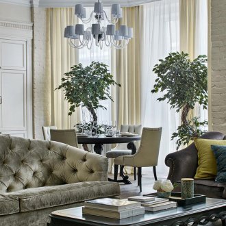 Sala de jantar com janela panorâmica