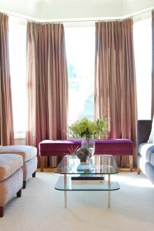 Cortinas na janela de sacada na sala de estar
