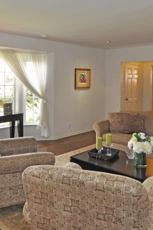 Sala com janela de sacada em uma casa de campo