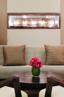 Wohnzimmer mit frischen Blumen wird bequemer