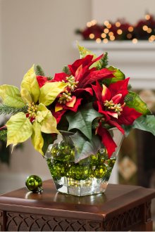 Künstliche Blumen und Weihnachtskugeln im Innenraum