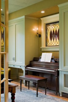 Pianoforte in una nicchia nel soggiorno