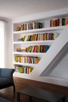 Libreria in una nicchia nel soggiorno