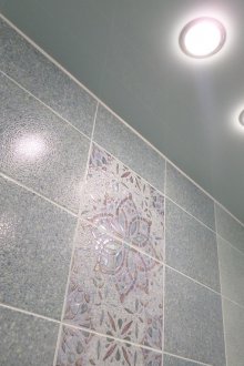 Banyo iç mekanlarında gri streç tavan