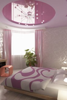 Teto de estiramento rosa no quarto