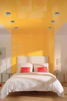 Teto falso amarelo no quarto