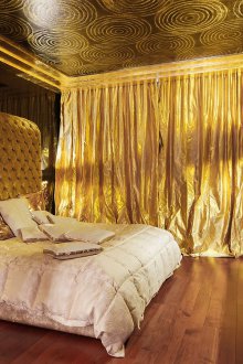 Teto de estiramento dourado no quarto