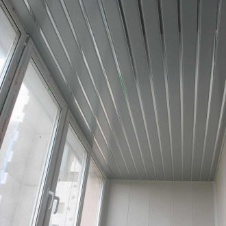 Soffitto di pannelli in PVC sul balcone