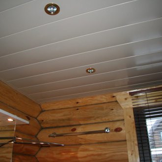 Soffitto realizzato con pannelli in PVC in una casa di legno