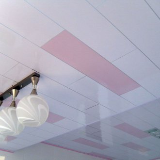 Soffitto bicolore realizzato con pannelli in PVC