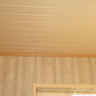 Soffitto realizzato con pannelli in legno PVC
