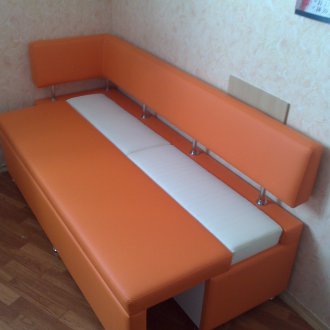 Dar turuncu kanepe