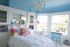 Blaue Decke innerhalb eines weißen Schlafzimmers