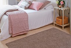 Beiger Teppich im Schlafzimmer