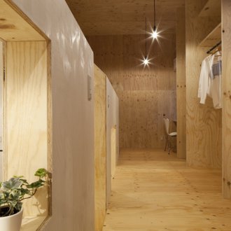 Techo de madera contrachapada en el apartamento